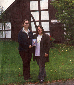 Katharina und Anke vor dem Backhaus des Titelbilds